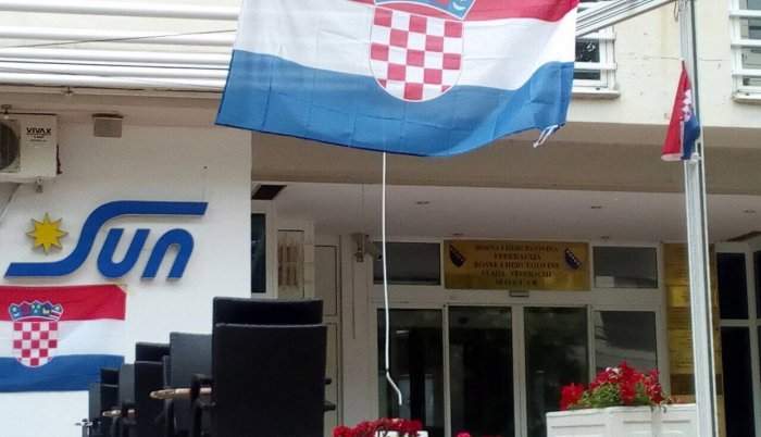 Skinute zastave Hrvatske sa zgrade federalnih institucija u Mostaru 